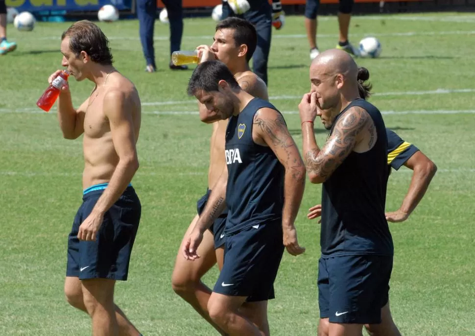 DUPLA PICANTE. Juan Martínez y Santiago Silva (ambos de musculosas) quieren volver a ser lo que fueron en Vélez.