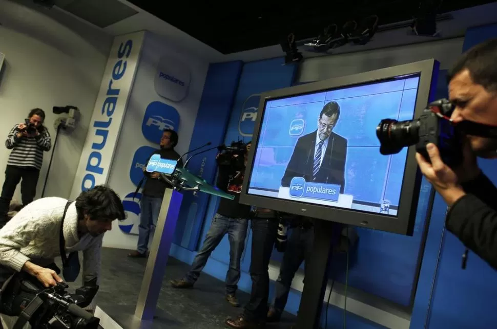 POR CIRCUITO CERRADO. La prensa no pudo hacerle preguntas a Rajoy, quien leyó un discurso de 15 minutos que fue seguido en otra habitación. REUTERS