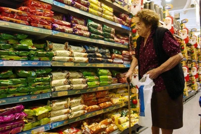 El Gobierno acordó congelar precios con supermercados por dos meses