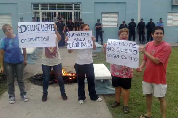 Apenas sale un 'hilito' de agua y está sucia