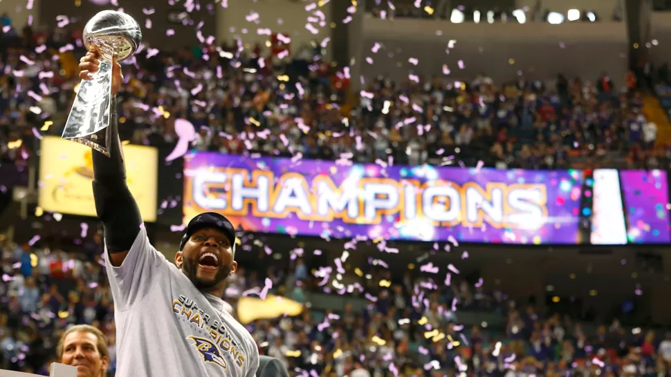 LOS MEJORES. El linebacker Ray Lewis levanta el trofeo Vincent Lombardi, que convierte a los Ravens en ganadores del Super Bowl. REUTERS