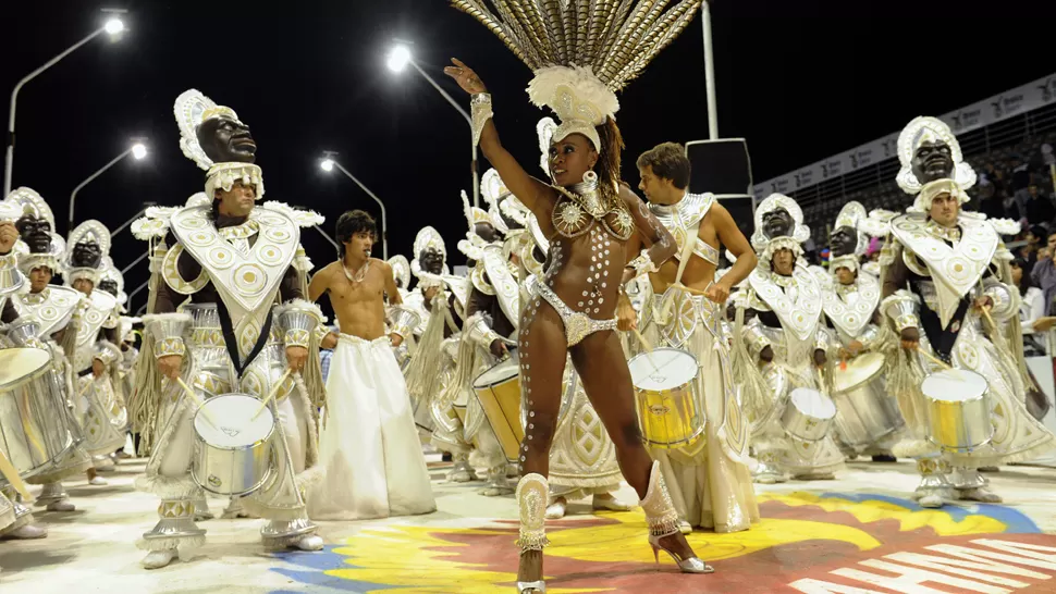 FIESTA Y MAS. Se espera que millones de personas se trasladen por el país durante el Carnaval. TELAM
