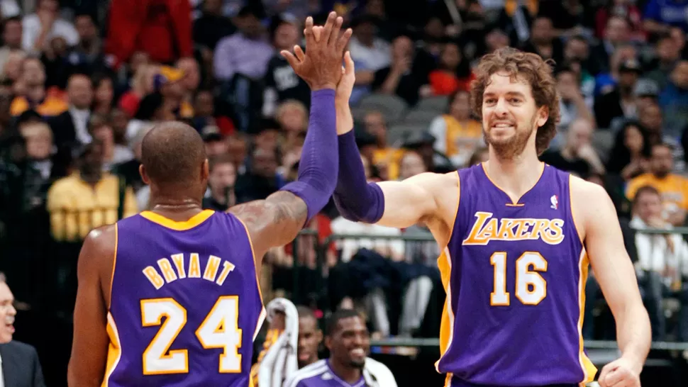 DINAMICOS. Bryant y Gasol comienzan a enderezar el rumbo de los Lakers en la temporada. REUTERS / ARCHIVO