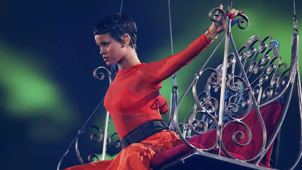 SENSUALIDAD EN EL ESCENARIO. Rihanna musicalizará el evento. REUTERS.