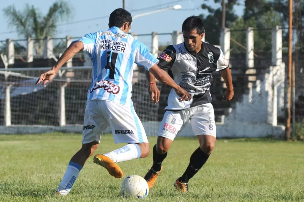 PRESENCIA. David Díaz maniobra ante Jorge Visintini. Concepción FC fue superior. 