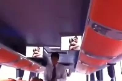 Una colectivo de larga distancia muestra porno por accidente