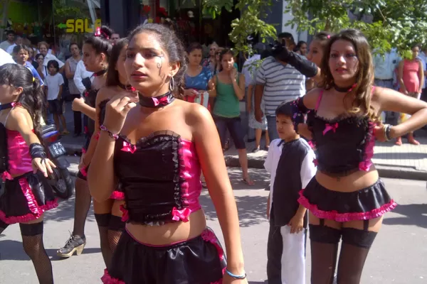 El carnaval convirtió las peatonales en un sambódromo