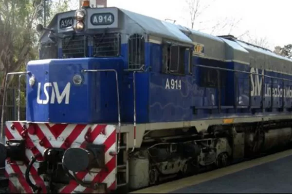 Un tren embistió a una moto y mató a tres personas