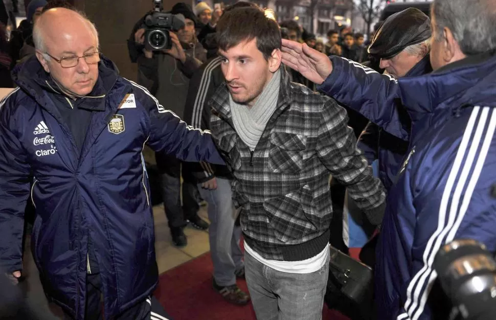 RECIEN LLEGADO. Messi es recibido por una multitud en Suecia. 