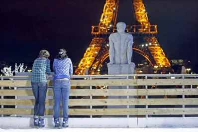 De pantalones ante la torre Eiffel