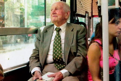 El padre de la reina Máxima viaja en colectivo