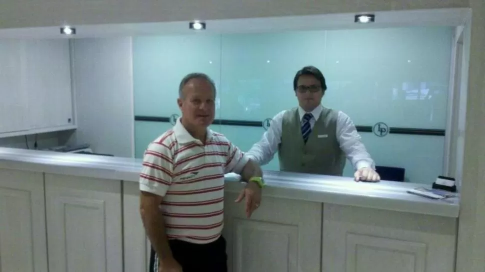 NO DESCANSA. Ramacciotti aparece en el lobby del hotel en Villa María junto a uno de los recepcionistas en la previa del partido que su equipo jugó anoche. 