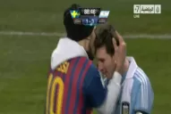 Un hincha besó a Messi en la cabeza durante el partido entre Argentina y Suecia