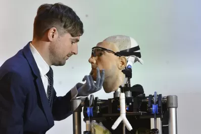 Presentan un hombre biónico que vale 600.000 euros