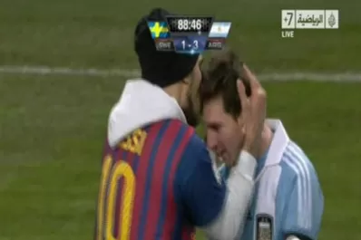 Un hincha besó a Messi en la cabeza durante el partido entre Argentina y Suecia