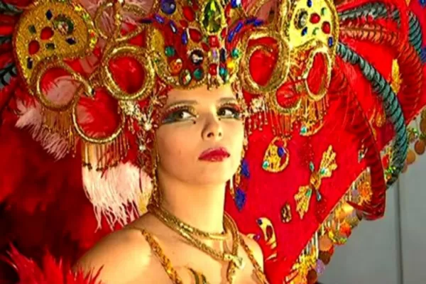 Una reina del Carnaval se quema al prenderse su traje