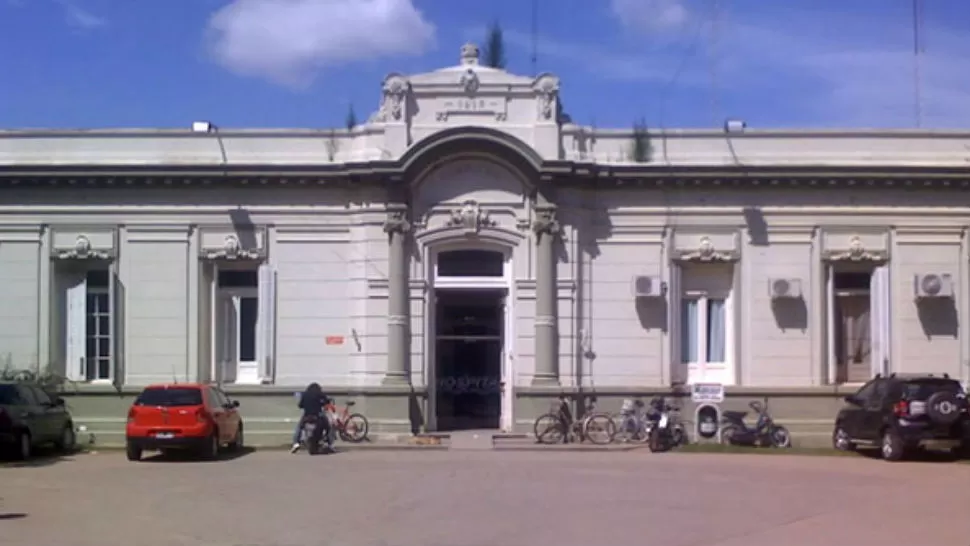 LUGAR. El frente del hospital central de Carmen de Areco, donde trabajaba Gordillo. FOTO TOMADA DE LANACION.COM
