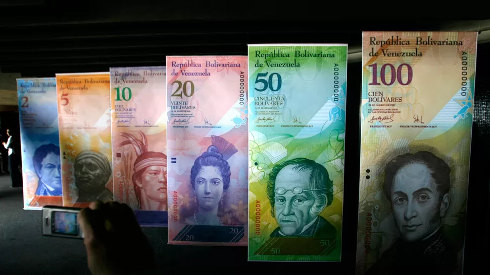 VALDRÁN MENOS. Loa billetes venezolanos pierden valor. REUTERS