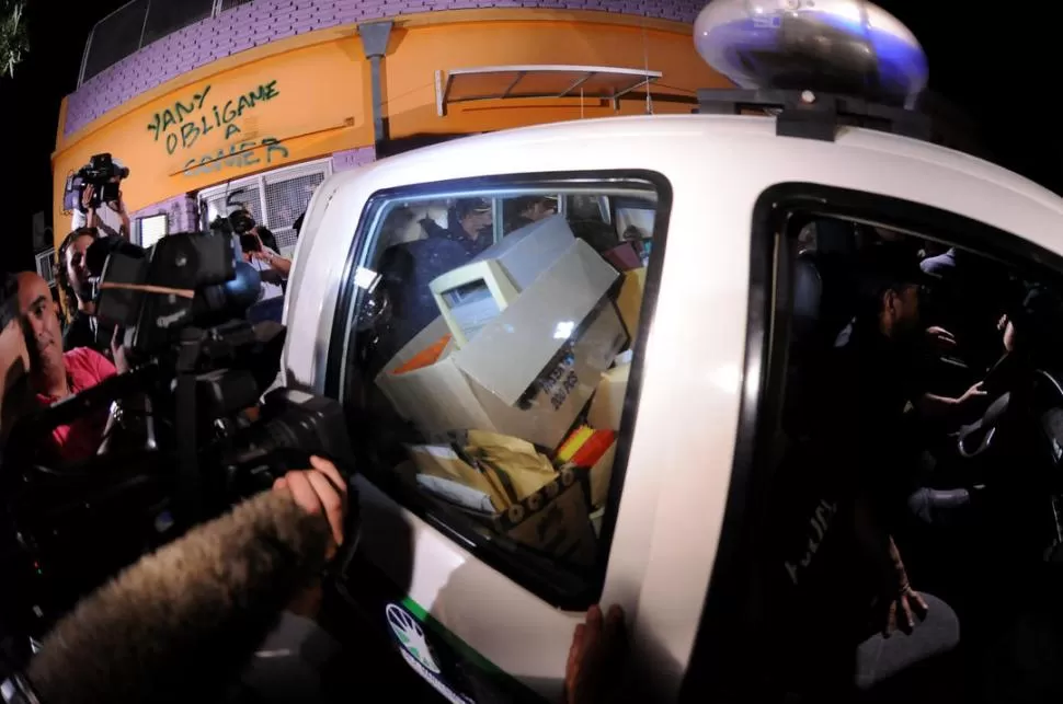 SECUESTRO. Después del allanamiento, la Policía se llevó de Tribilín dos computadoras y cajas de plástico con carpetas y documentación. LA GACETA / FOTO DE FRANCO VERA 