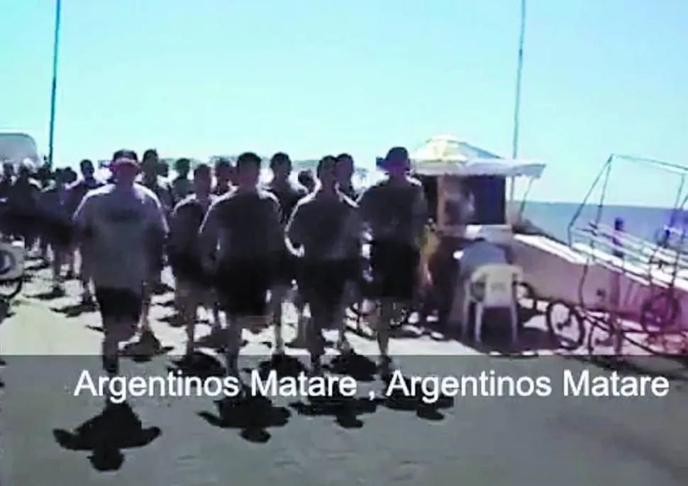 FILMACIÓN. Una turista filmó y subió a YouTube el polémico trote de 27 grumetes de la Marina de Chile, mientras entonaban cánticos xenófobos. CAPTURA DE VIDEO 