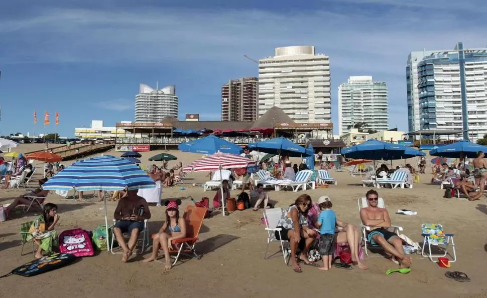 PARA OTROS. Los viajeros argentinos han llevado a Punta el turismo gasolero, y ahora regatean precios.  REUTERS