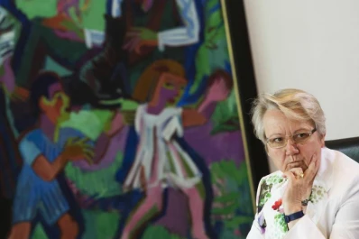 Renunció la ministra acusada de plagiar su tesis