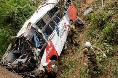 Se desbarrancó un micro con hinchas y hubo 16 muertos