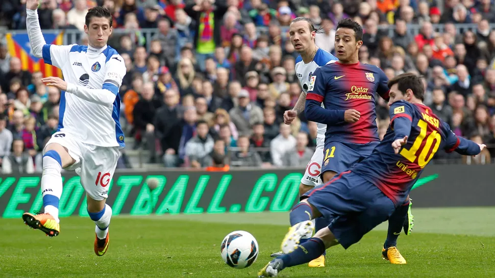 CASI DESDE EL SUELO. Messi anotó con un disparo certero, segundos antes de perder el equilibrio. REUTERS