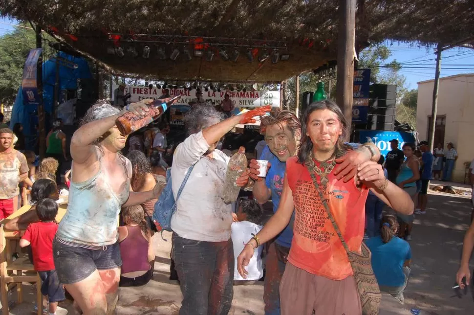 UN POCO DE LOCURA. Como cada año, tucumanos y turistas se entregan al festejo bajo la enramada. LA GACETA / FOTO DE OSVALDO RIPOLL (ARCHIVO)