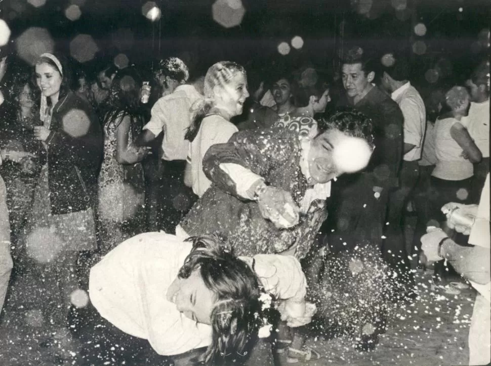 PRINCIPIOS DE LA DÉCADA DE 1970. La formalidad quedó en el olvido, la espuma reemplazó al agua perfumada, pero la alegría carnavalera sigue siendo contagiosa. LA GACETA / FOTOS DE ARCHIVO