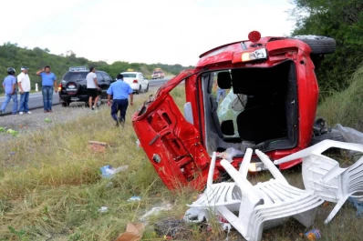 Una camioneta dio varios tumbos, volcó y todos sus ocupantes resultaron ilesos