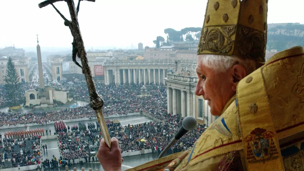 EN 2005. El día en que Benedicto asumía, en la plaza del Vaticano. FOTO TOMADA DE ELMUNDO.ES