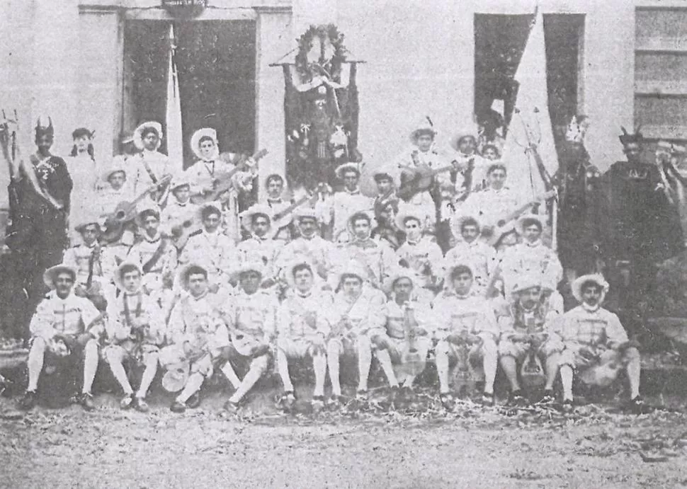 COMPARSA DE LOS JÓVENES. En los Carnavales de Tucumán de 1906, posaba para el fotógrafo la nutrida comparsa Principiantes Unidos. LA GACETA / ARCHIVO