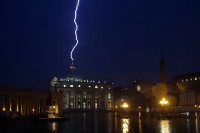 La historia de los rayos que cayeron en el Vaticano tras la renuncia de Benedicto XVI