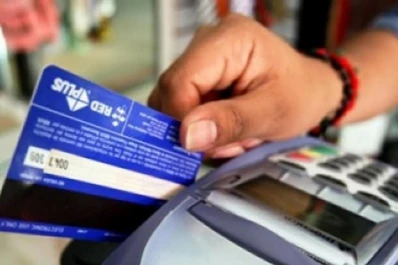 Los créditos y el uso de tarjetas agobian la economía familiar