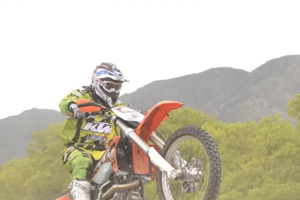 Rompió una rueda, la cambió y lo mismo ganó