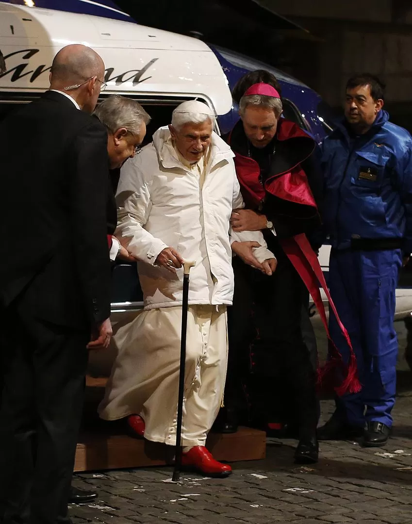 CANSADO. En los últimos tiempos, Benedicto XVI  empezó a usar bastón, producto de  la artritis que lo aqueja. FOTOS REUTERS
