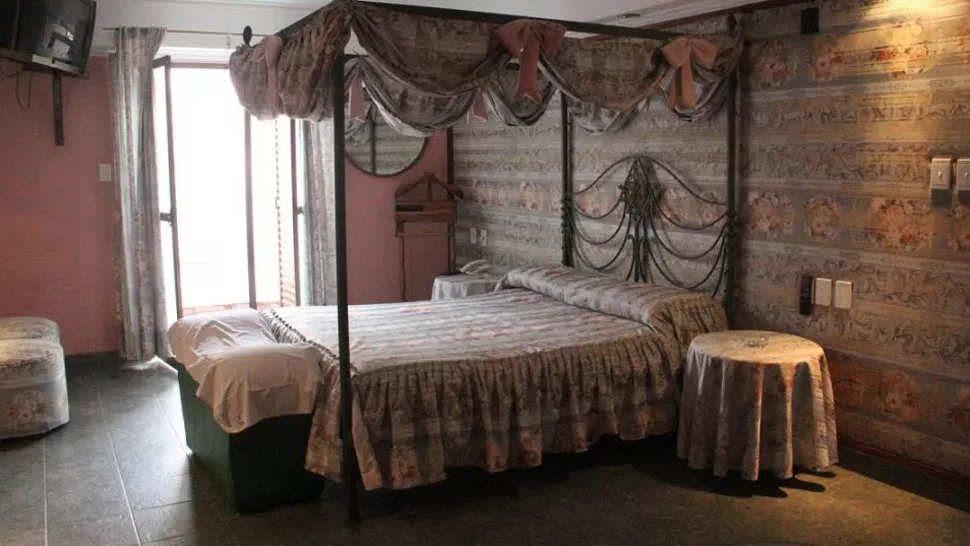 PREPARADA PARA EL AMOR. La Princesita es la habitación premium del Ovni: tiene cama con dosel, sillones, jacuzzi y una ducha escocesa. LA GACETA / FOTOS DE FRANCO VERA - ALVARO MEDINA