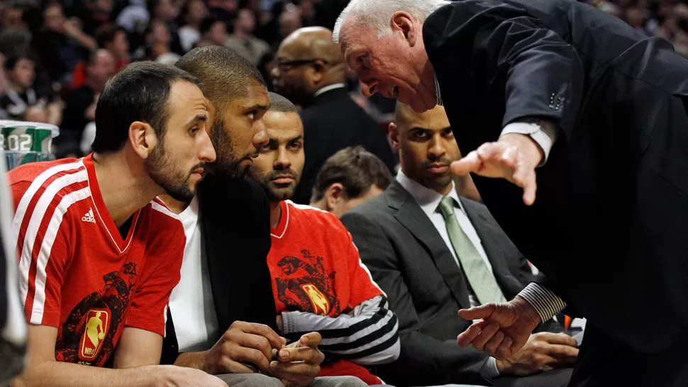 SENTADOS. Ginóbili, Duncan y Parker conversan con Greg Popovich, entrenador de los Spurs, que se las ingenió con los jugadores que le quedaron disponibles. REUTERS