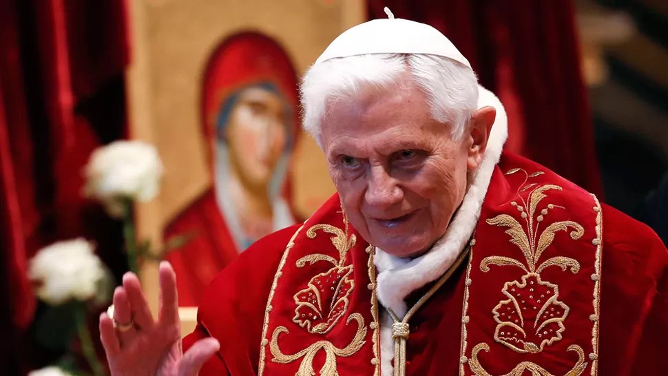 EN SECRETO. El Vaticano no divulgó la operación en la que le colocaron el marcapasos al Papa. REUTERS