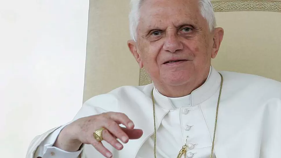 EN LA MANO IZQUIERDA. El anillo que lleva el Papa y que simboliza el poder pontificio. REUTERS