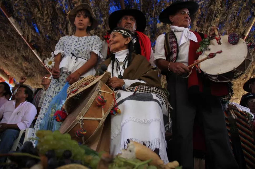 LA REELECTA PACHAMAMA. Celia Segura, con su caja, su poncho y una vincha indígena, el domingo. LA GACETA / FOTO DE ALVARO MEDINA