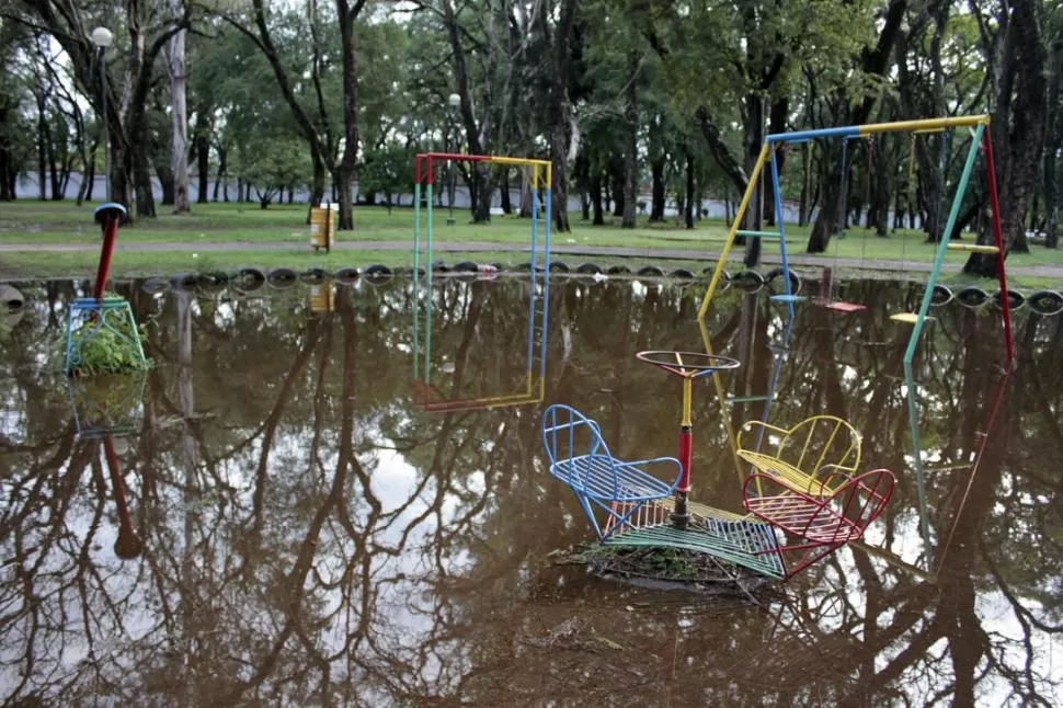 33 MILÍMETROS. Así quedó el parque Avellaneda tras la tormenta del lunes. FOTO DE DIEGO ARAOZ / ESPECIAL PARA LA GACETA