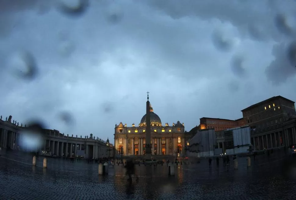 EN PENUMBRAS. La lluvia que cayó ayer en Roma complicó las visitas turísticas a la plaza de San Pedro. REUTERS