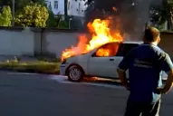 Un auto se incendió ante la sorpresa de los transeúntes