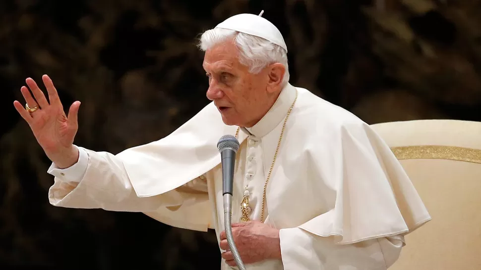 ANTE MILES DE FIELES. Benedicto XVI habló en el auditorio del Aula Pablo VI del Vaticano. REUTERS