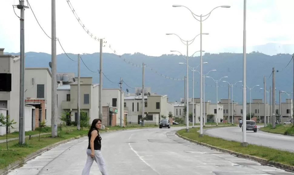 COMPARACIÓN. Lomas de Tafí comenzó a construirse en 2004 y alberga 5.000 casas; Manantial Sur, en Los Chañaritos, contempla 2.500 viviendas. LA GACETA / FOTO DE HECTOR PERALTA (ARCHIVO)