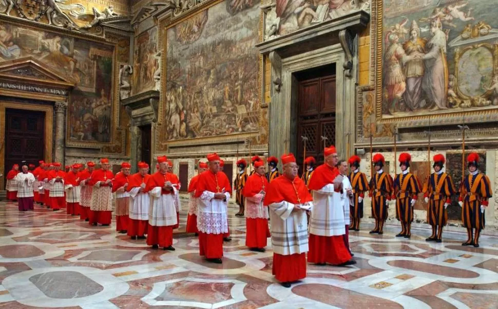 HACIA LA CAPILLA SIXTINA. Los cardenales marchan para elegir a Papa en 2005. 