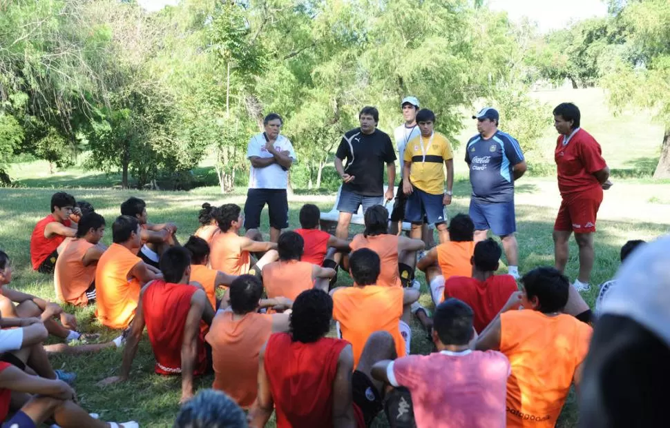 MOTIVARLOS ES LA PRIORIDAD. Adrián Uslenghi (de remera negra), junto a sus colaboradores, charla con el plantel en el primer entrenamiento que realizó ayer en el parque Guillermina.  