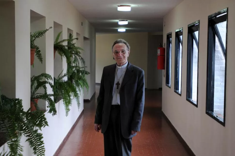ANTES DE LA PUESTA. Monseñor Jacques Perrier en la hostería Los Lapachos. LA GACETA / FOTO DE MARIA SILVIA GRANARA